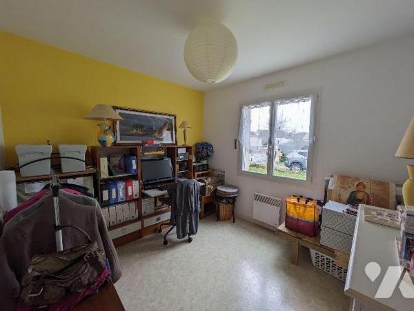 LES HERBIERS - Plain-pied de 2005 de 80 m² habitable en bon état offrant un lumineux salon/séjo...