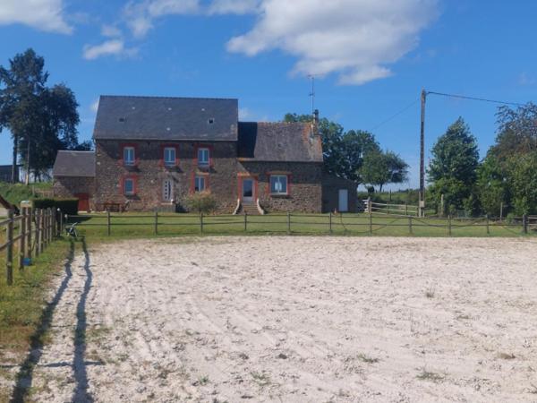 Corps de ferme avec 2 hectares secteur Lassay-les-Châteaux