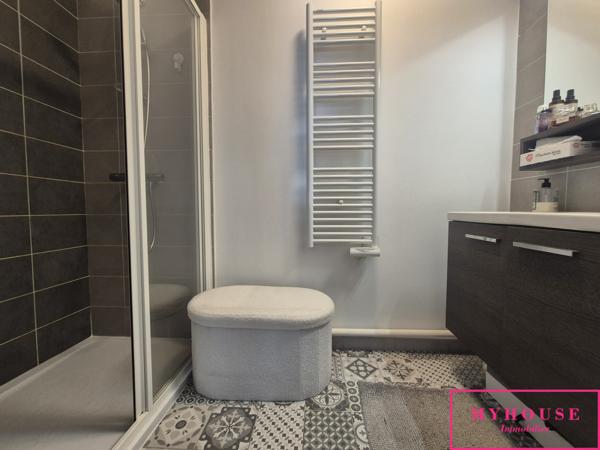 Appartement
                                                                                                                                                                                                                                                                                                                        5 pièce(s)                                                                                                                                                                                                          4 chambre(s)                                                                                                                                                                                                          105  m²