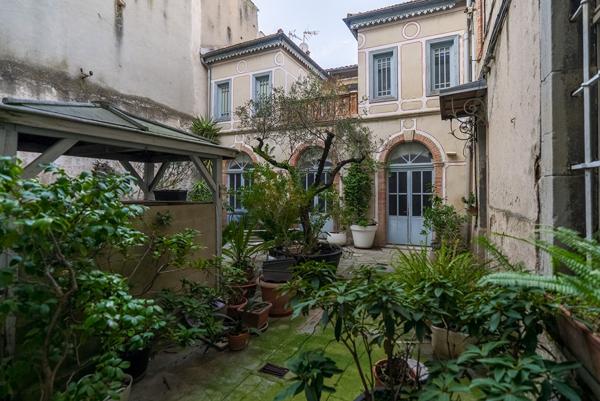CARCASSONNE – CARNOT Ensemble traversant 191m² local avec vitrine, studio et garage indépendants
