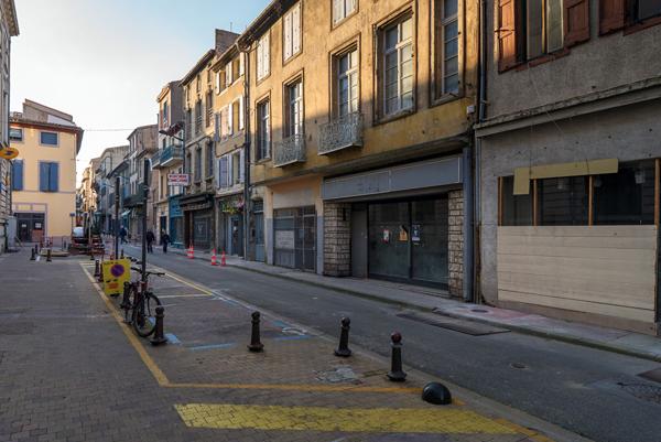 CARCASSONNE – CARNOT Ensemble traversant 191m² local avec vitrine, studio et garage indépendants