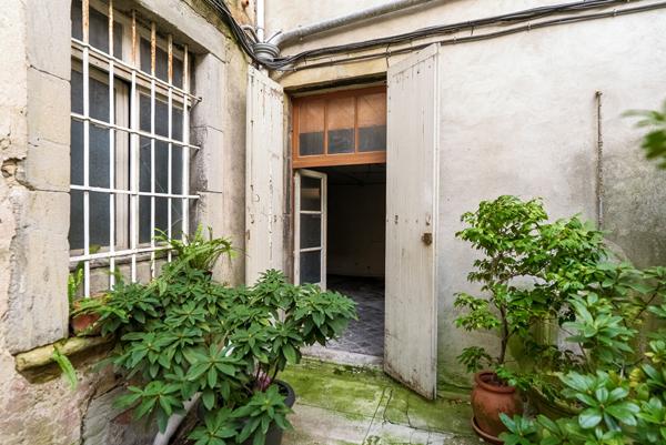 CARCASSONNE – CARNOT Ensemble traversant 191m² local avec vitrine, studio et garage indépendants