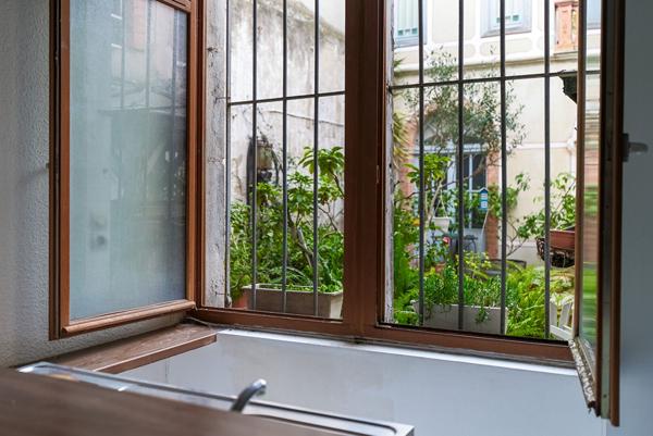 CARCASSONNE – CARNOT Ensemble traversant 191m² local avec vitrine, studio et garage indépendants