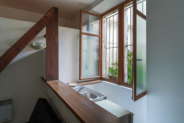 CARCASSONNE – CARNOT Ensemble traversant 191m² local avec vitrine, studio et garage indépendants