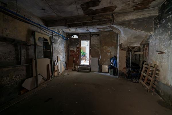 CARCASSONNE – CARNOT Ensemble traversant 191m² local avec vitrine, studio et garage indépendants