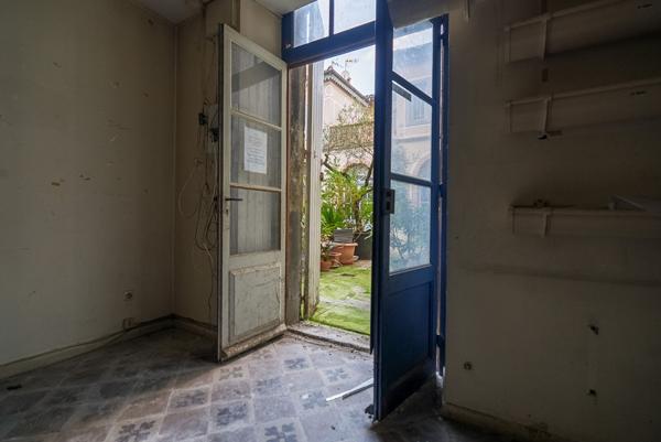 CARCASSONNE – CARNOT Ensemble traversant 191m² local avec vitrine, studio et garage indépendants