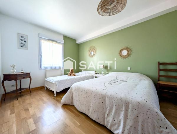 Appartement rez-de-jardin dans résidence avec piscine et court de tennis