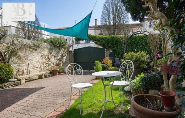 maison de ville avec jardinet en plein centre ville