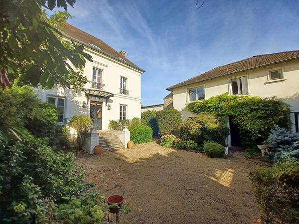 Maison à vendre en plein centre-ville de L'Isle-Adam - 5 chambres et dépendance de 55 m²