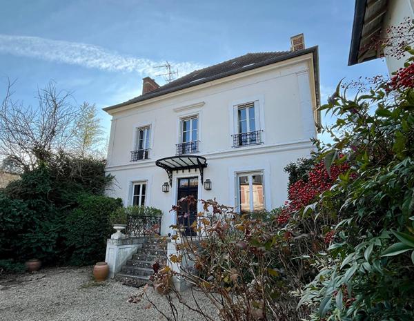 Maison à vendre en plein centre-ville de L'Isle-Adam - 5 chambres et dépendance de 55 m²