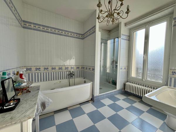 Maison à vendre en plein centre-ville de L'Isle-Adam - 5 chambres et dépendance de 55 m²