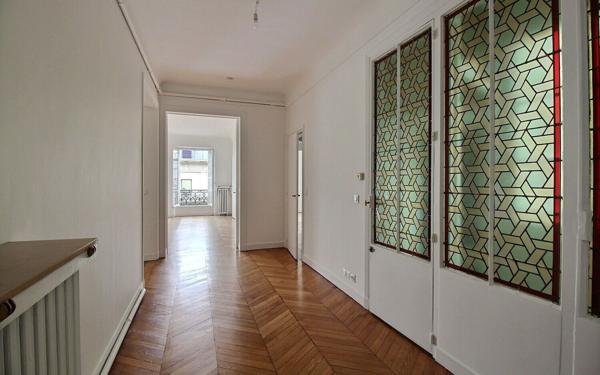 Appartement à louer    5 pièces • 150 m2 Paris 6