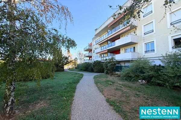 Appartement Meyzieu 3 pièces 66.42 m2 Proche Tram - Résidence calme avec piscine, garage, cave et parking