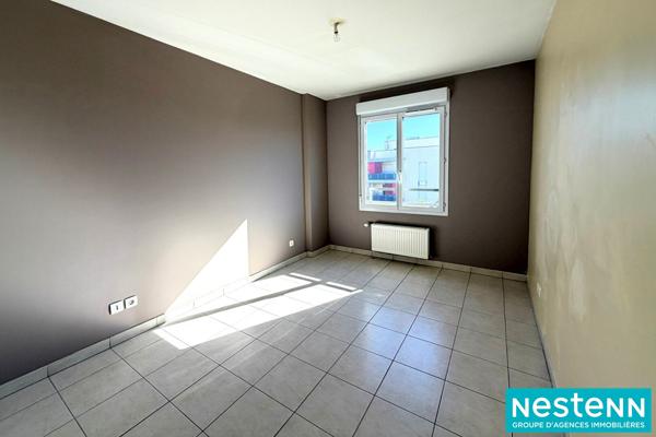 Appartement Meyzieu 3 pièces 66.42 m2 Proche Tram - Résidence calme avec piscine, garage, cave et parking