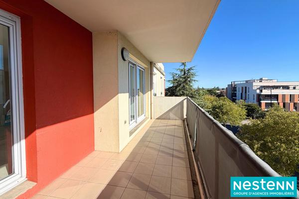 Appartement Meyzieu 3 pièces 66.42 m2 Proche Tram - Résidence calme avec piscine, garage, cave et parking