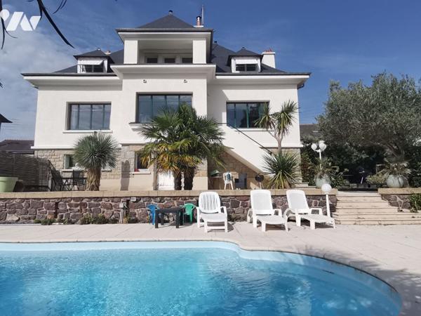 MONTFORT SUR MEU - au coeur de ville, maison de 175 m² avec piscine