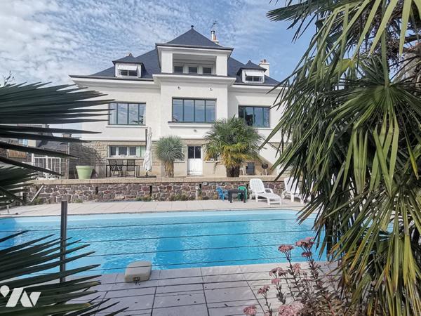 MONTFORT SUR MEU - au coeur de ville, maison de 175 m² avec piscine
