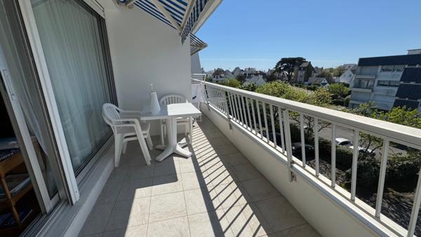 QUIBERON - Appartement en centre-ville avec 2 chambres, balcon, stationnement extérieur et cave.