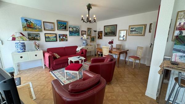QUIBERON - Appartement en centre-ville avec 2 chambres, balcon, stationnement extérieur et cave.