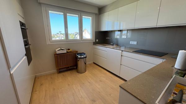 QUIBERON - Appartement en centre-ville avec 2 chambres, balcon, stationnement extérieur et cave.