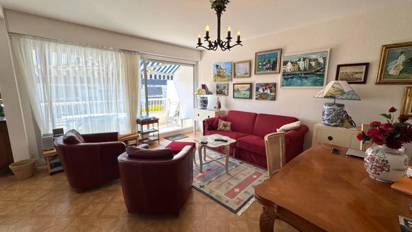 QUIBERON - Appartement en centre-ville avec 2 chambres, balcon, stationnement extérieur et cave.