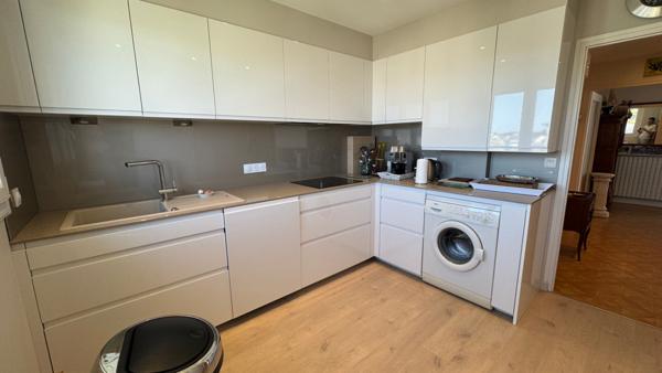 QUIBERON - Appartement en centre-ville avec 2 chambres, balcon, stationnement extérieur et cave.