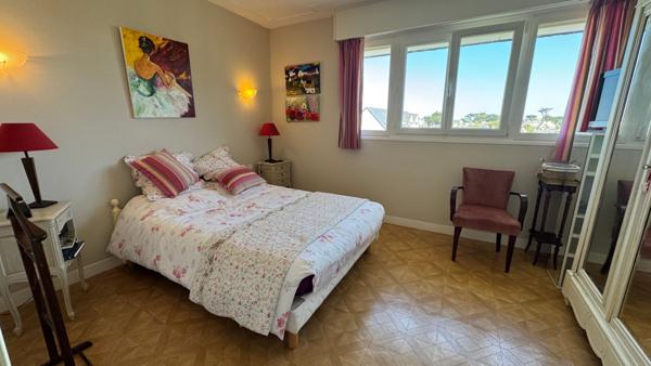 QUIBERON - Appartement en centre-ville avec 2 chambres, balcon, stationnement extérieur et cave.