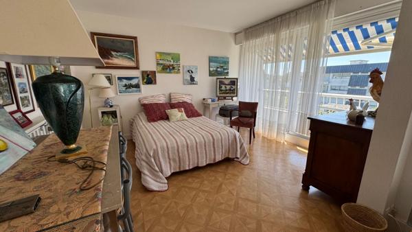 QUIBERON - Appartement en centre-ville avec 2 chambres, balcon, stationnement extérieur et cave.