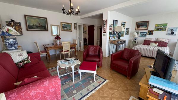 QUIBERON - Appartement en centre-ville avec 2 chambres, balcon, stationnement extérieur et cave.
