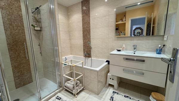 QUIBERON - Appartement en centre-ville avec 2 chambres, balcon, stationnement extérieur et cave.