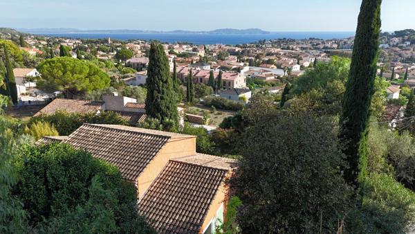 Très belle vue mer, de l’espace, du terrain et un potentiel rare : bienvenue à Carqueiranne !