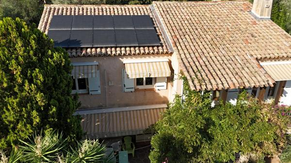 Très belle vue mer, de l’espace, du terrain et un potentiel rare : bienvenue à Carqueiranne !