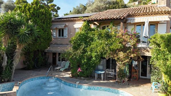 Très belle vue mer, de l’espace, du terrain et un potentiel rare : bienvenue à Carqueiranne !