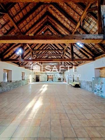 Au centre de Mulhouse , proche clinique du Diaconat Roosevelt et parking Buffon, bâtiment de 1830 de 308 m2 sur 549m2 de terrain comprenant notamment une grande salle principale de 150 m2 au sol pouvant avoir un 2 e niveau,  avec une belle charpente apparente (cachet et caractère) qui offre un beau potentiel de rénovatIon et une maison attenante de 158 m2.