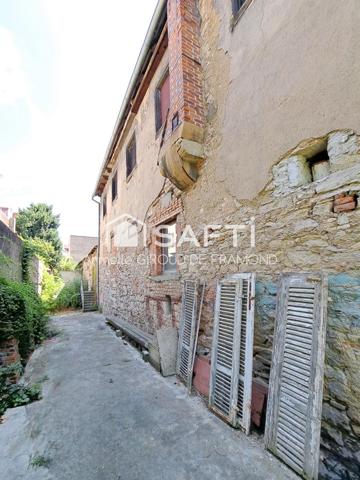 Au centre de Mulhouse , proche clinique du Diaconat Roosevelt et parking Buffon, bâtiment de 1830 de 308 m2 sur 549m2 de terrain comprenant notamment une grande salle principale de 150 m2 au sol pouvant avoir un 2 e niveau,  avec une belle charpente apparente (cachet et caractère) qui offre un beau potentiel de rénovatIon et une maison attenante de 158 m2.