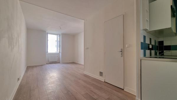Studio
                                                                                                                                                                                                                                                                                                                        1 pièce(s)                                                                                                                                                                                                          1 chambre(s)                                                                                                                                                                                                          28  m²