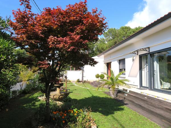 Emplacement exceptionnel, côté Bassin à quelques pas de la plage, au calme absolu.