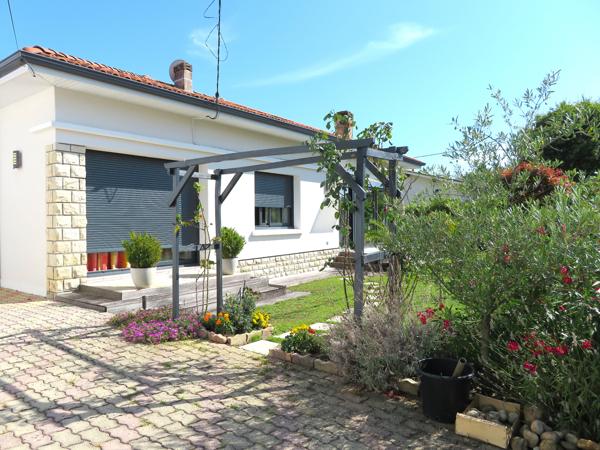 Emplacement exceptionnel, côté Bassin à quelques pas de la plage, au calme absolu.