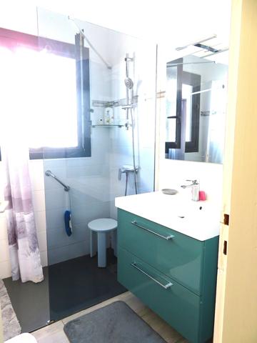 Emplacement exceptionnel, côté Bassin à quelques pas de la plage, au calme absolu.