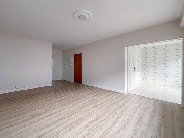 Appartement une chambre, Angers-Anciennes provinces, place de parking, cave et balcon