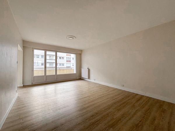 Appartement une chambre, Angers-Anciennes provinces, place de parking, cave et balcon