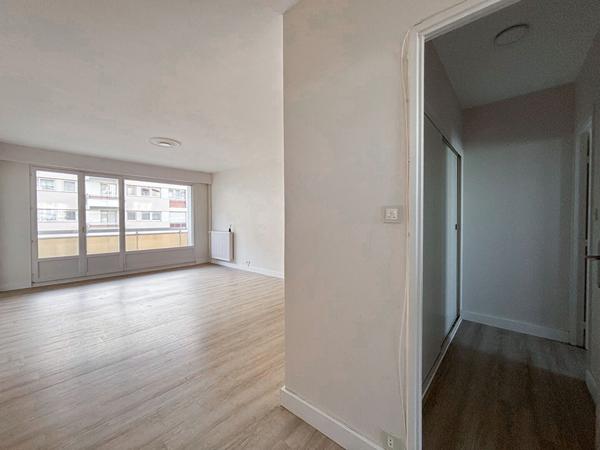 Appartement une chambre, Angers-Anciennes provinces, place de parking, cave et balcon