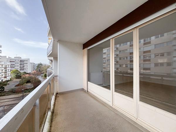 Appartement une chambre, Angers-Anciennes provinces, place de parking, cave et balcon