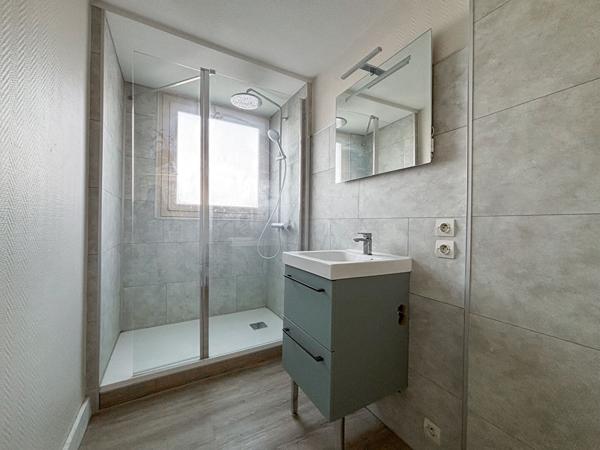 Appartement une chambre, Angers-Anciennes provinces, place de parking, cave et balcon