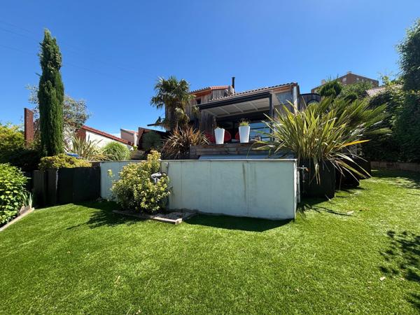 Maison d'architecte T6, 220m2, piscine et 4 stationnements dont 2 garages.