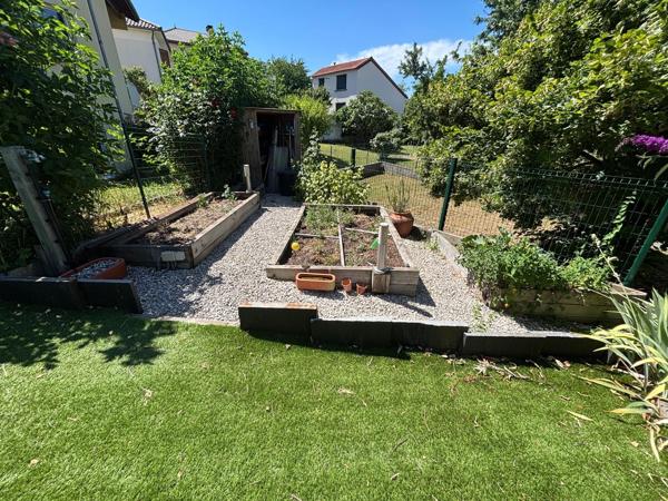 Maison d'architecte T6, 220m2, piscine et 4 stationnements dont 2 garages.