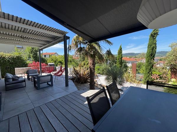 Maison d'architecte T6, 220m2, piscine et 4 stationnements dont 2 garages.