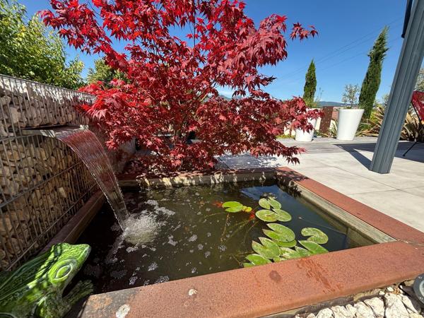 Maison d'architecte T6, 220m2, piscine et 4 stationnements dont 2 garages.
