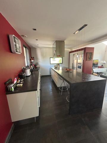 Maison d'architecte T6, 220m2, piscine et 4 stationnements dont 2 garages.