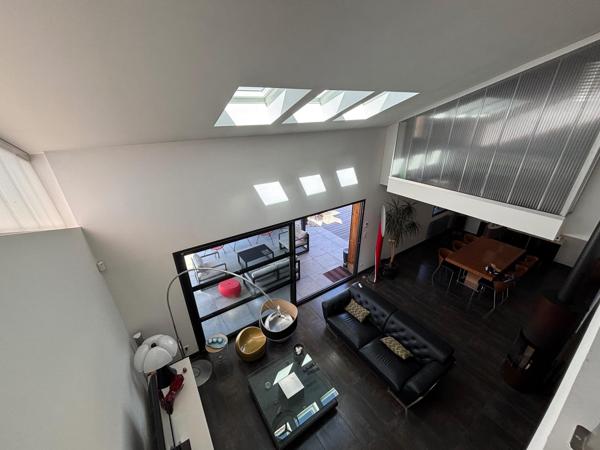 Maison d'architecte T6, 220m2, piscine et 4 stationnements dont 2 garages.